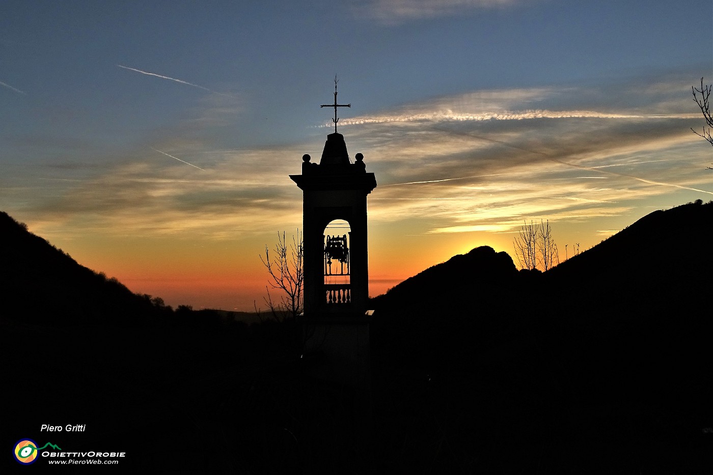 80  Il sole tramonta in Filaressa e dietro il campanile della chiesetta di San Barnaba.JPG